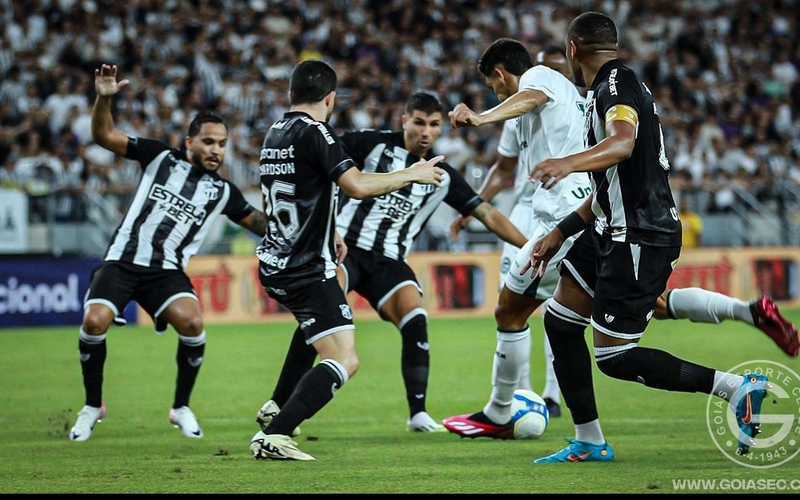 Paulo Baya marca e o Esmeraldino empata na estreia
