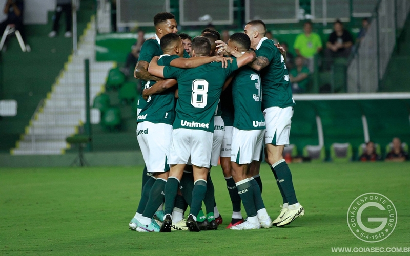 Com gols de Dieguinho e Baya, Esmeraldino vence o Ituano e assume a ponta da Série B
