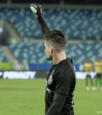 Em noite iluminada de Tadeu, Esmeraldino se classifica na Copa do Brasil