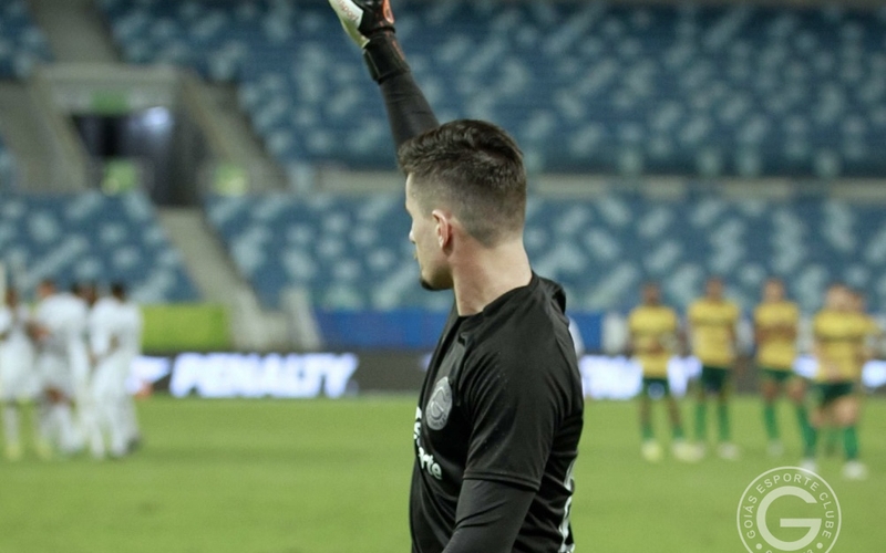 Em noite iluminada de Tadeu, Esmeraldino se classifica na Copa do Brasil