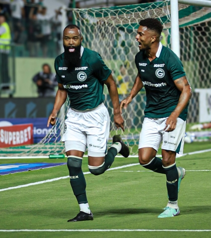 EM CASA, O GOIÁS VENCE O AMÉRICA-MG POR 2 A 1
