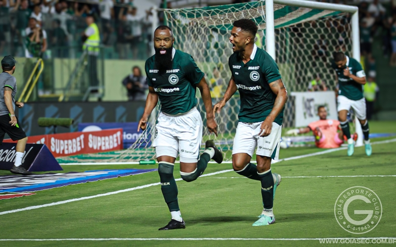 EM CASA, O GOIÁS VENCE O AMÉRICA-MG POR 2 A 1