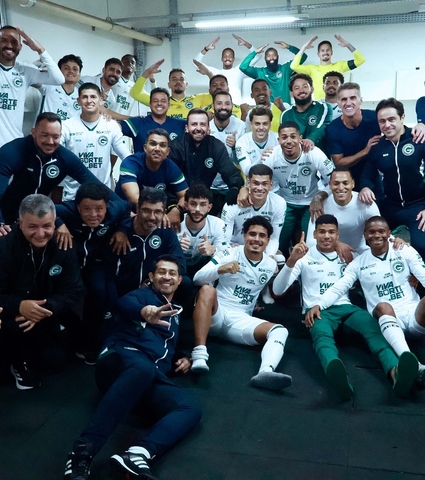 Goiás vence a Chapecoense de virada e se mantém líder isolado da Série B