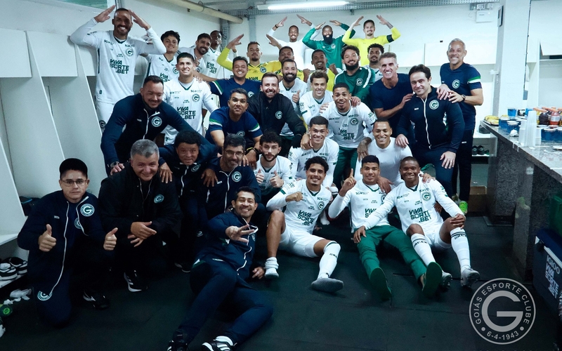 Goiás vence a Chapecoense de virada e se mantém líder isolado da Série B